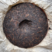Load image into Gallery viewer, 2003 Zhongcha CNNP 8538 Haiwan Tea Factory Raw Pu'er Tea Cake, 2003年中茶8538生普