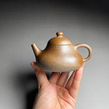 Load image into Gallery viewer, Wood Fired Huangjin Duan Hulupiao Yixing Teapot, 柴烧黄金段葫芦瓢, 125ml