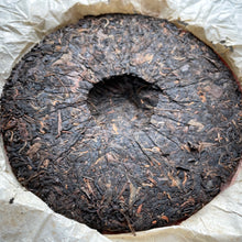 Load image into Gallery viewer, 2003 Zhongcha CNNP 8538 Haiwan Tea Factory Raw Pu'er Tea Cake, 2003年中茶8538生普