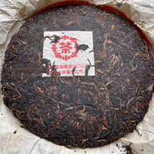 Load image into Gallery viewer, 2003 Zhongcha CNNP 8538 Haiwan Tea Factory Raw Pu'er Tea Cake, 2003年中茶8538生普