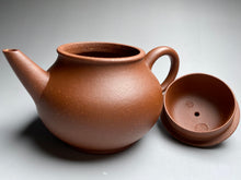 Load image into Gallery viewer, Jiangponi Bale Shuiping Yixing Teapot, 降坡泥芭乐水平壶, 165ml