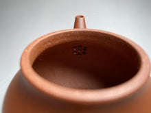 Load image into Gallery viewer, Jiangponi Bale Shuiping Yixing Teapot, 降坡泥芭乐水平壶, 165ml
