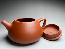 Load image into Gallery viewer, Zhuni Dahongpao Shipiao Yixing Teapot, 朱泥大红袍石瓢壶, 180ml