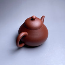 Load image into Gallery viewer, Xiao Hongni Pear Shuiping Yixing Teapot, 小红泥梨式水平, 125ml