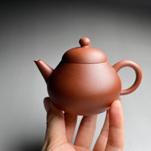 Load image into Gallery viewer, Xiao Hongni Pear Shuiping Yixing Teapot, 小红泥梨式水平, 125ml