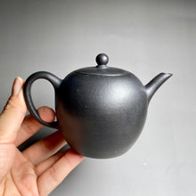 Load image into Gallery viewer, Heini (Wuhui Zhuni) Meirenjian Yixing Teapot, 焐灰朱泥美人肩壶, 180ml