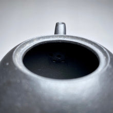 Load image into Gallery viewer, Heini (Wuhui Zhuni) Meirenjian Yixing Teapot, 焐灰朱泥美人肩壶, 180ml