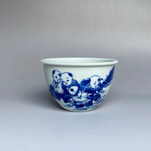 Load image into Gallery viewer, 105ml Qinghua Children Playing the Blindfold Game Fanggu Jingdezhen Porcelain Teacup,  仿古全手工青花童趣缸杯