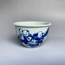 Load image into Gallery viewer, 105ml Qinghua Children Playing the Blindfold Game Fanggu Jingdezhen Porcelain Teacup,  仿古全手工青花童趣缸杯