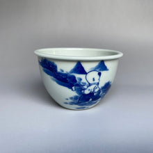 Load image into Gallery viewer, 105ml Qinghua Children Playing the Blindfold Game Fanggu Jingdezhen Porcelain Teacup,  仿古全手工青花童趣缸杯