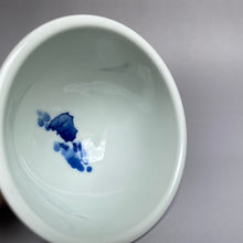 Load image into Gallery viewer, 105ml Qinghua Children Playing the Blindfold Game Fanggu Jingdezhen Porcelain Teacup,  仿古全手工青花童趣缸杯