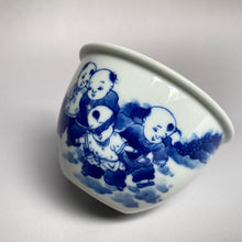 Load image into Gallery viewer, 105ml Qinghua Children Playing the Blindfold Game Fanggu Jingdezhen Porcelain Teacup,  仿古全手工青花童趣缸杯