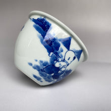 Load image into Gallery viewer, 105ml Qinghua Children Playing the Blindfold Game Fanggu Jingdezhen Porcelain Teacup,  仿古全手工青花童趣缸杯