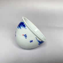 Load image into Gallery viewer, 105ml Qinghua Children Playing the Blindfold Game Fanggu Jingdezhen Porcelain Teacup,  仿古全手工青花童趣缸杯