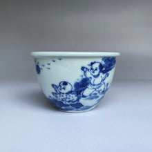 Load image into Gallery viewer, 115ml Qinghua Children Playing Cloth Ball Fanggu Jingdezhen Porcelain Teacup, 仿古全手工青花童趣缸杯
