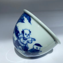 Load image into Gallery viewer, 115ml Qinghua Children Playing Cloth Ball Fanggu Jingdezhen Porcelain Teacup, 仿古全手工青花童趣缸杯