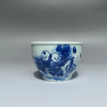 Load image into Gallery viewer, 90ml Qinghua Children Lighting Firecrackers Fanggu Jingdezhen Porcelain Teacup,    仿古全手工青花童趣福寿杯