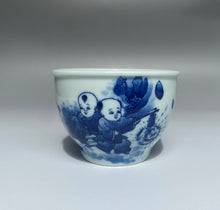 Load image into Gallery viewer, 90ml Qinghua Children Lighting Firecrackers Fanggu Jingdezhen Porcelain Teacup,    仿古全手工青花童趣福寿杯