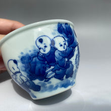 Load image into Gallery viewer, 90ml Qinghua Children Lighting Firecrackers Fanggu Jingdezhen Porcelain Teacup,    仿古全手工青花童趣福寿杯