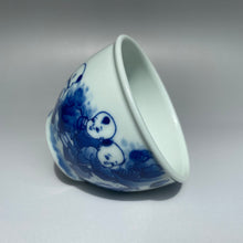 Load image into Gallery viewer, 90ml Qinghua Children Lighting Firecrackers Fanggu Jingdezhen Porcelain Teacup,    仿古全手工青花童趣福寿杯