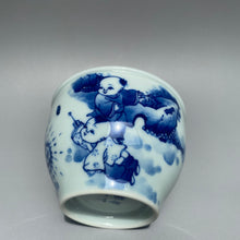 Load image into Gallery viewer, 90ml Qinghua Children Lighting Firecrackers Fanggu Jingdezhen Porcelain Teacup,    仿古全手工青花童趣福寿杯