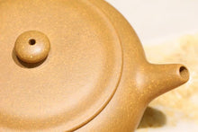 Load image into Gallery viewer, Huangjin Duan Xiangyu Yixing Teapot 黄金段香玉壶 125ml