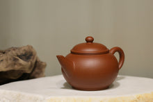 Load image into Gallery viewer, Small Zhuni Shuiping Yixing Teapot 朱泥小水平 100ml