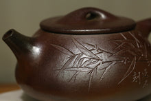 Load image into Gallery viewer, Wood Fired Large Shipiao Dicaoqing Yixing Teapot with Carvings, 柴烧底槽青石瓢壶, 450ml