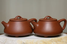 Load image into Gallery viewer, Zhuni Dahongpao Shipiao Yixing Teapot, 朱泥大红袍石瓢壶, 160ml