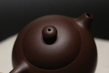 Load image into Gallery viewer, Lao Zini HuangYingchun Xishi Yixing Teapot 老紫泥黄寅春款西施 125ml