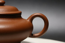 Load image into Gallery viewer, Zhuni Xubian Shuiping Yixing Teapot, 朱泥虚扁水平壶, 120ml