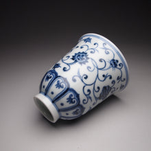 Load image into Gallery viewer, 100ml Tall Qinghua Flowers Fanggu Porcelain Teacup 耕隐闻香杯