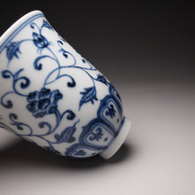 Load image into Gallery viewer, 100ml Tall Qinghua Flowers Fanggu Porcelain Teacup 耕隐闻香杯