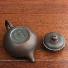 Load image into Gallery viewer, 110ml Fanggu Nixing Teapot by Zhou Yujiao