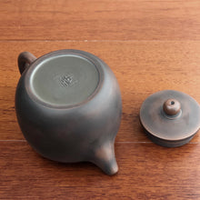 Load image into Gallery viewer, 290ml Mulan Nixing Teapot by Zhou Yujiao
