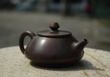 Load image into Gallery viewer, 80ml Shipiao Nixing Teapot 坭兴石瓢壶 by Zhou Yujiao