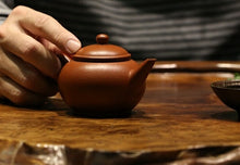 Load image into Gallery viewer, Zhuni Shuiping Yixing Teapot 朱泥水平 150ml