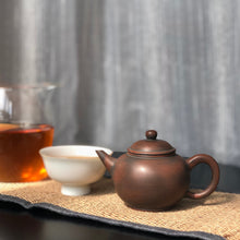 Load image into Gallery viewer, 105ml Shuiping Nixing Teapot by Zhou Yujiao