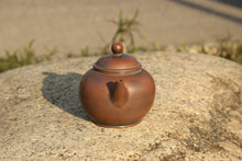 Load image into Gallery viewer, 105ml Shuiping Nixing Teapot by Zhou Yujiao
