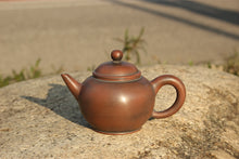 Load image into Gallery viewer, 105ml Shuiping Nixing Teapot by Zhou Yujiao