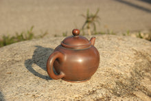 Load image into Gallery viewer, 105ml Shuiping Nixing Teapot by Zhou Yujiao