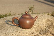 Load image into Gallery viewer, 105ml Shuiping Nixing Teapot by Zhou Yujiao