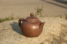 Load image into Gallery viewer, 105ml Shuiping Nixing Teapot by Zhou Yujiao