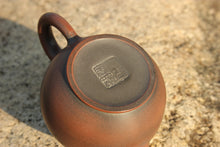 Load image into Gallery viewer, 105ml Shuiping Nixing Teapot by Zhou Yujiao