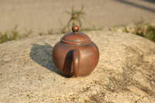 Load image into Gallery viewer, 105ml Shuiping Nixing Teapot by Zhou Yujiao