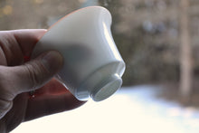 Load image into Gallery viewer, 90ml Little Horseshoe Tianbai Jingdezhen Porcelain Gaiwan with Brown Rim