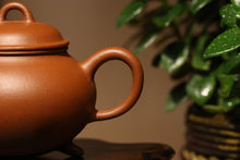 Load image into Gallery viewer, Zhuni Three Leg Shuiping Yixing Teapot 朱泥三足水平 150ml