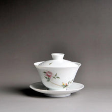 Load image into Gallery viewer, Flower Motif Youzhongcai Jingdezhen Porcelain Gaiwan, 171ml