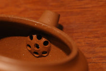 Load image into Gallery viewer, Zhuni 朱泥 Sangbian Yixing Teapot, 125ml