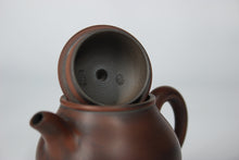 Load image into Gallery viewer, 115ml Lixing Nixing Teapot by Zhou Yujiao